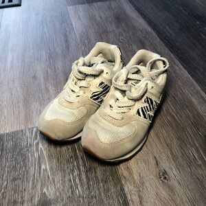 New Balance Kids Cream and Black Sneakers Size 10 Toddler